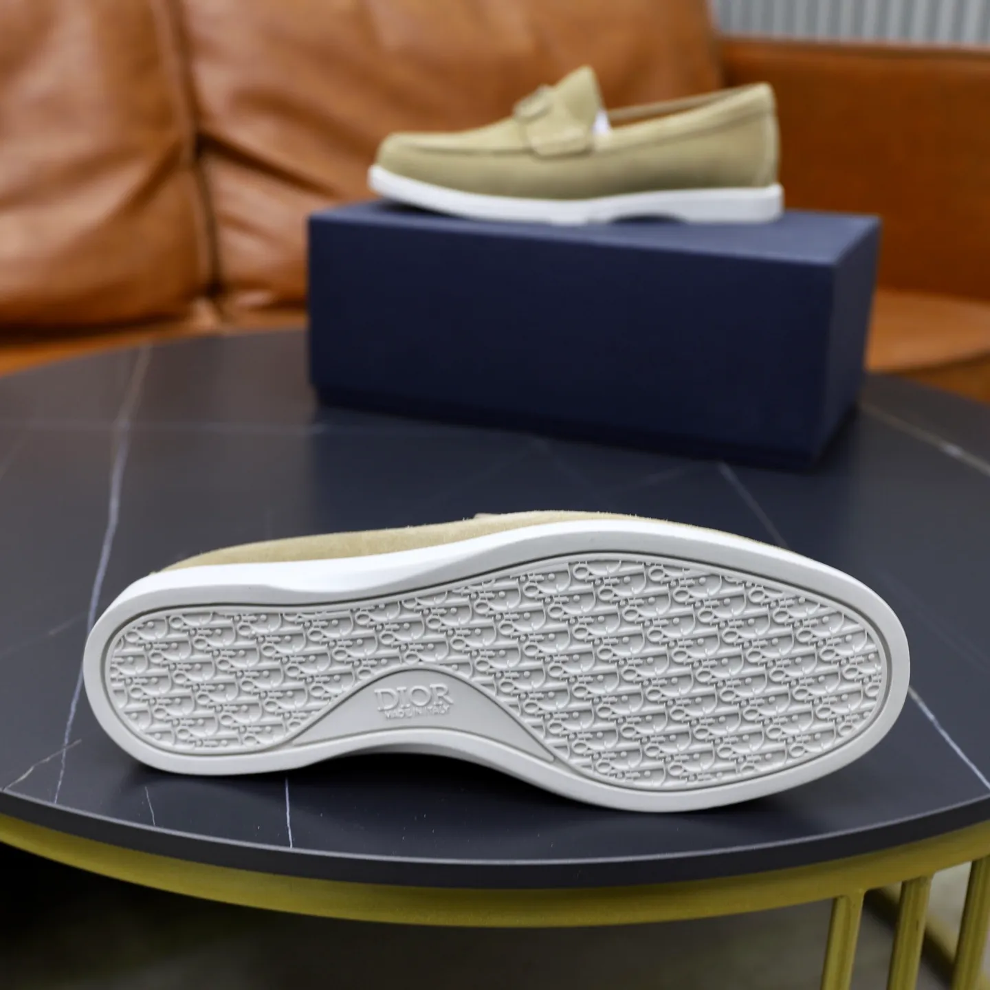 Ex-factory price: 540🙅‍♂️🙅‍♂️🙅‍♂️ Brand: Dior DIOR Standard code: Men's code 38/44 (45 can be customized) Grade: Same as the official website Material: Original cowhide stitching, cowhide lining, original TPU wear-resistant soft outsole Style categories: Leisure and sports version, footwear for driving, young fashion, European and American trends, British style Color: actual picture color